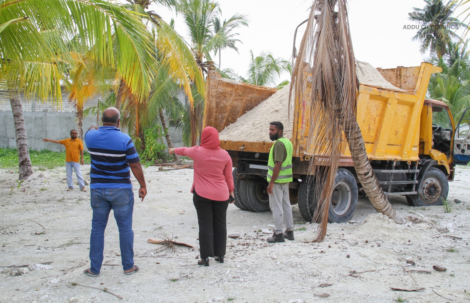 ހިތަދު އާއި ފޭދޫން ކުރިން ދޫކޮށްފައި ހުރި ގޯތިތަކުގެ ޗަސްބިން ހިއްކުމުގެ މަސައްކަތް ކުރަނީ -- ފޮޓޯ: އައްޑޫ ސިޓީ ކައުންސިލް