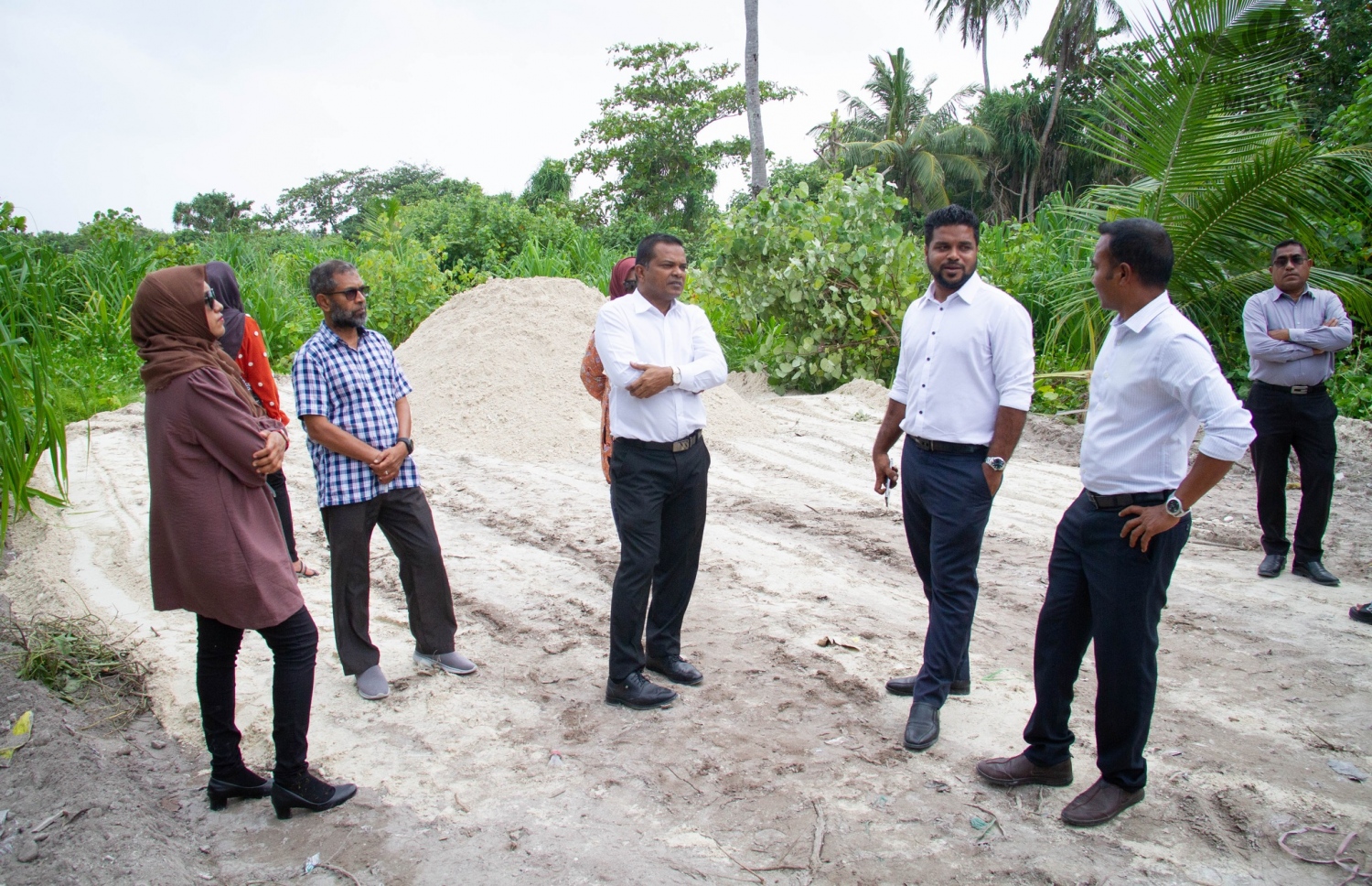 ހިތަދު އާއި ފޭދޫން ކުރިން ދޫކޮށްފައި ހުރި ގޯތިތަކުގެ ޗަސްބިން ހިއްކުމުގެ މަސައްކަތް އައްޑޫ މޭޔަރު އަލީ ނިޒާރު އާއި ކައުންސިލުގެ އެހެން ބައެއް މެމްބަރުން ބައްލަވާލައްވަނީ -- ފޮޓޯ: އައްޑޫ ސިޓީ ކައުންސިލް