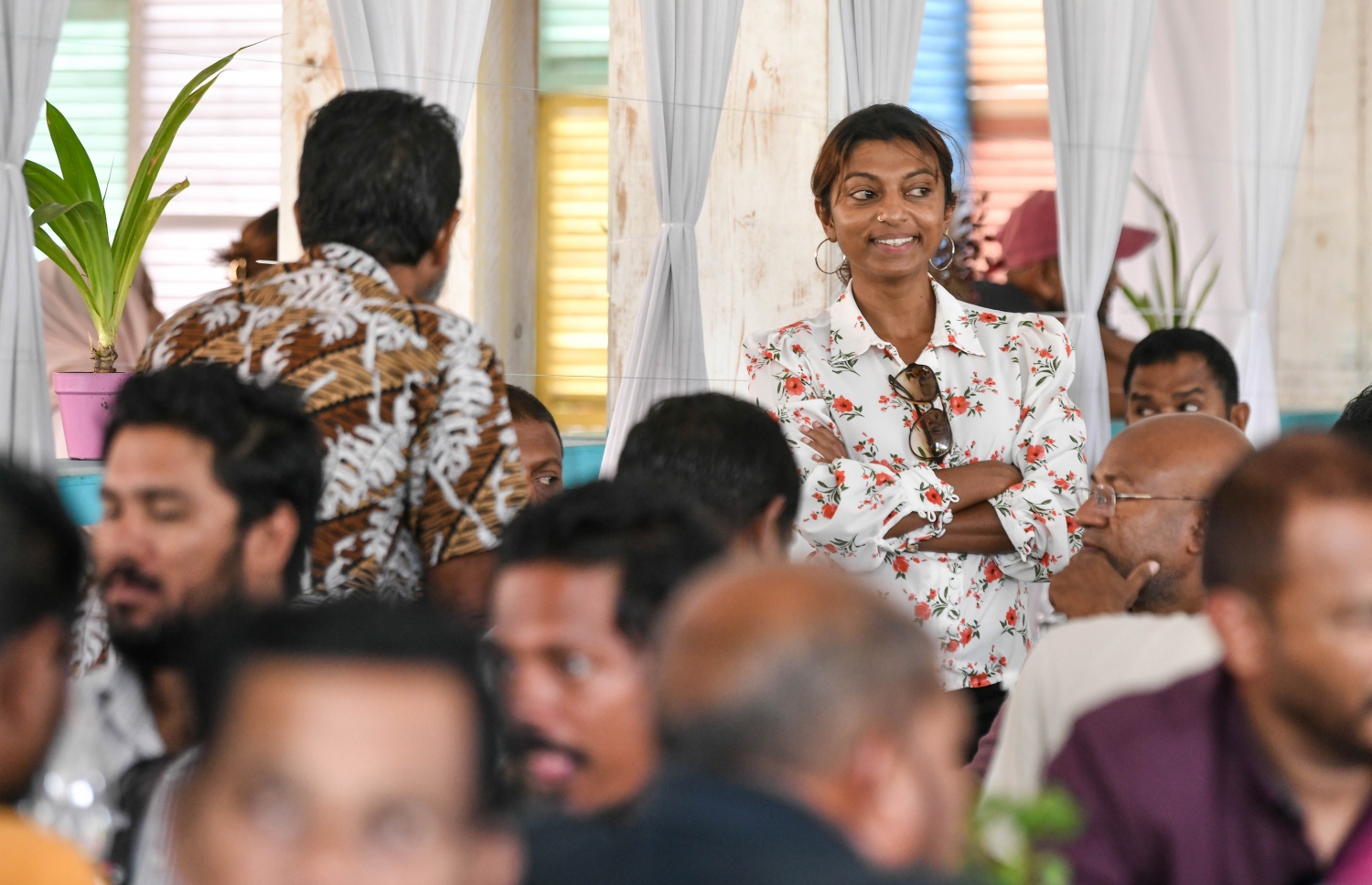 މިދިޔަ ހޮނިހިރު ދުވަހު ބޭއްވި ރިޔާސީ ޕްރައިމަރީގެ ނާކާމިޔާބީއަށްފަހު ނަޝީދު، އެ މަނިކުފާނުގެ ކެމްޕެއިން ޓީމުތަކާއެކު ފުރަތަމަ ފަހަރަށް މިއަދު ބޭއްވެވި ބައްދަލުވުމުގައި، މަޖިލީހުގެ ނައިބު ރައީސް އީވާ ބައިވެރިވެވަޑައިގަންނަވަނީ.-- ފޮޓޯ: ފަޔާޒު މޫސާ/ މިހާރު