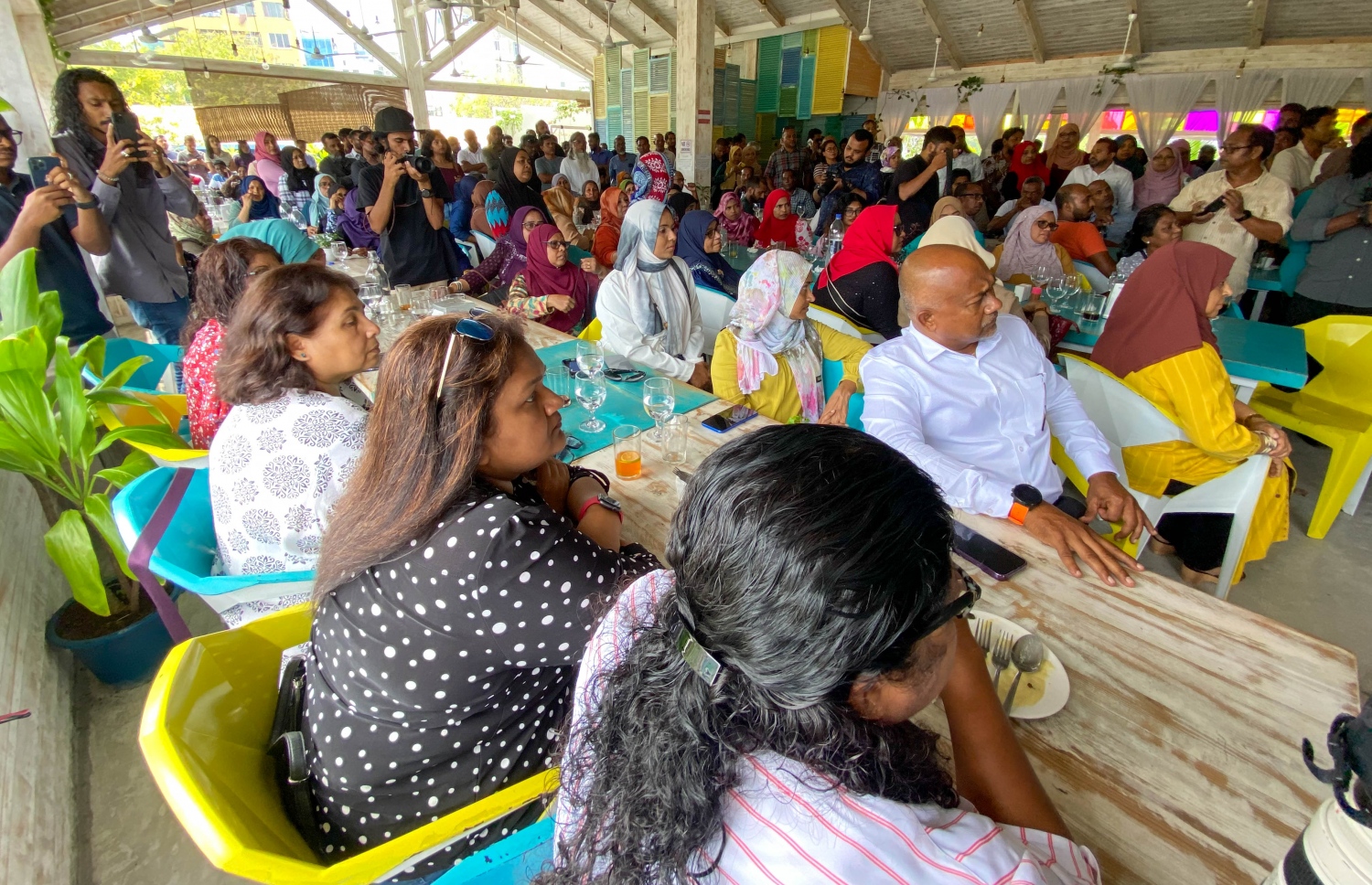 މިދިޔަ ހޮނިހިރު ދުވަހު ބޭއްވި ރިޔާސީ ޕްރައިމަރީގެ ނާކާމިޔާބީއަށްފަހު ނަޝީދު، އެ މަނިކުފާނުގެ ކެމްޕެއިން ޓީމުތަކާއެކު ދޮންމަނިކު ވިއު ރެސްޓޯރަންޓްގައި މިއަދު ބައްދަލުކުރައްވަނީ.-- ފޮޓޯ: ފަޔާޒު މޫސާ/ މިހާރު