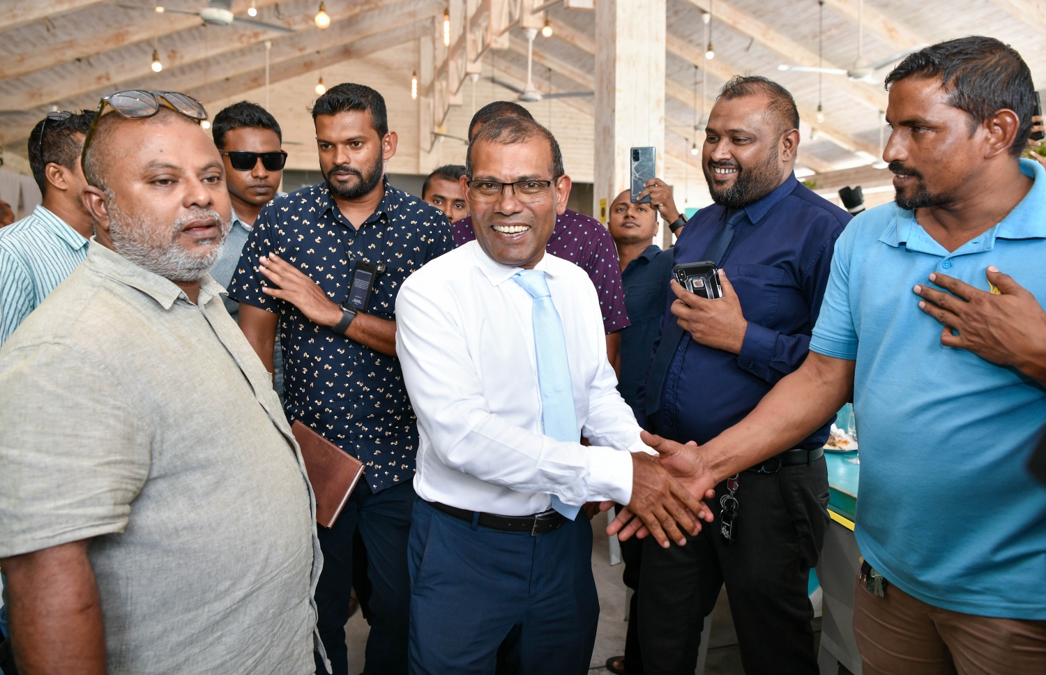 މިދިޔަ ހޮނިހިރު ދުވަހު ބޭއްވި ރިޔާސީ ޕްރައިމަރީއަށް ފަހު ނަޝީދު، އެ މަނިކުފާނުގެ ކެމްޕެއިން ޓީމުތަކާއެކު ދޮންމަނިކު ވިއު ރެސްޓޯރަންޓްގައި -- ފޮޓޯ: ފަޔާޒު މޫސާ | މިހާރު