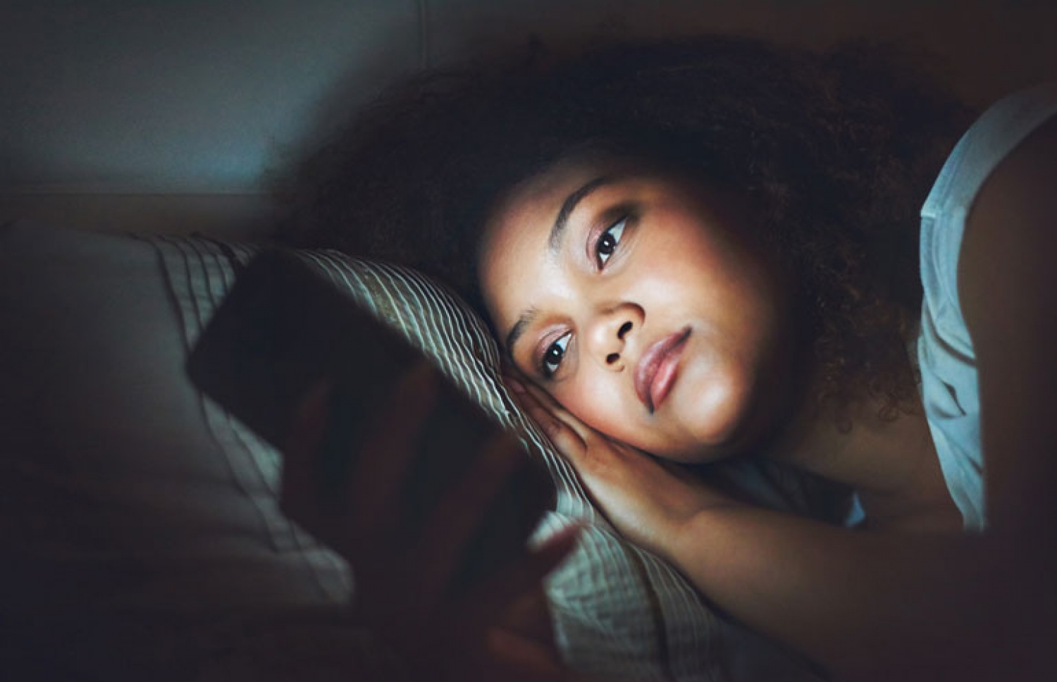 ނިދާއިރު ފޯނާ ކުޅޭ ނަމަ ސިކުނޑި ވަރުބަލިވެ ނިދަން އުނދަގޫވޭ