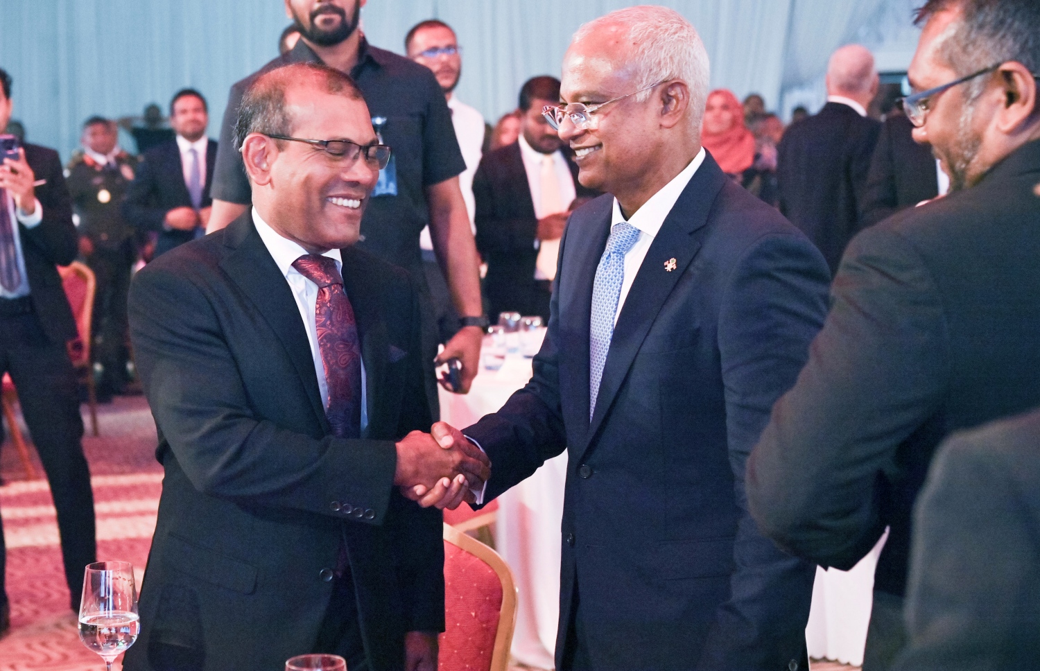 އިންޑިއާގެ 75 ވަނަ ޖުމްހޫރީ ދުވަހުހެ މުނާސަބަތުގައި ބޭއްވި ޖަލްސާ އަށް ފަހު، ރައީސް އިބްރާހިމް މުހައްމަދު ސޯލިހާއި ކުރީގެ ރައީސް ނަޝީދު ސަލާން ކުރައްވަނީ: މިއީ މިދިޔަ ހޮނިހިރު ދުވަހު ބޭއްވި އެމްޑީޕީގެ ޕްރައިމަރީގެ ކޯޅުމަށް ފަހު ދެ ބޭފުޅުން އެއްތަނަކުން ބައްދަލުވި ފުރަތަމަ ފަހަރު.