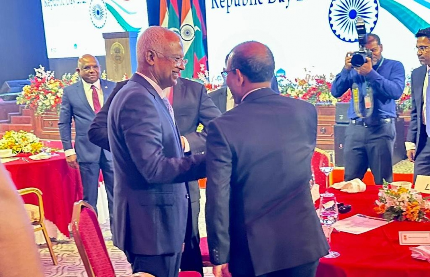 އިންޑިއާގެ 75 ވަނަ ޖުމްހޫރީ ދުވަހުހެ މުނާސަބަތުގައި ބޭއްވި ޖަލްސާ އަށް ފަހު، ރައީސް އިބްރާހިމް މުހައްމަދު ސޯލިހާއި ކުރީގެ ރައީސް ނަޝީދު ސަލާން ކުރައްވަނީ: މިއީ މިދިޔަ ހޮނިހިރު ދުވަހު ބޭއްވި އެމްޑީޕީގެ ޕްރައިމަރީގެ ކޯޅުމަށް ފަހު ދެ ބޭފުޅުން އެއްތަނަކުން ބައްދަލުވި ފުރަތަމަ ފަހަރު.