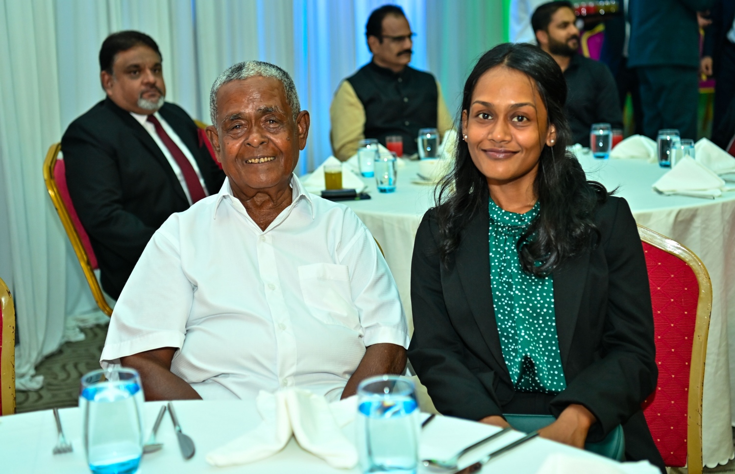 އިންޑިއާގެ 75 ވަނަ ޖުމްހޫރީ ދުވަސް ފާހަގަކުރުމަށް ދަރުބާރުގޭގައި ބޭއްވި ޖަލްސާގައި މަޝްހޫރު ވިޔަފާރިވެރިޔާ ޗަމްޕާ މުހައްމަދު މޫސާ (އުއްޗު) އާއި ދަރިކަނބަލުން ސާރާ މޫސާ ބައިވެރިވެވަޑައިގަންނަވަނީ.