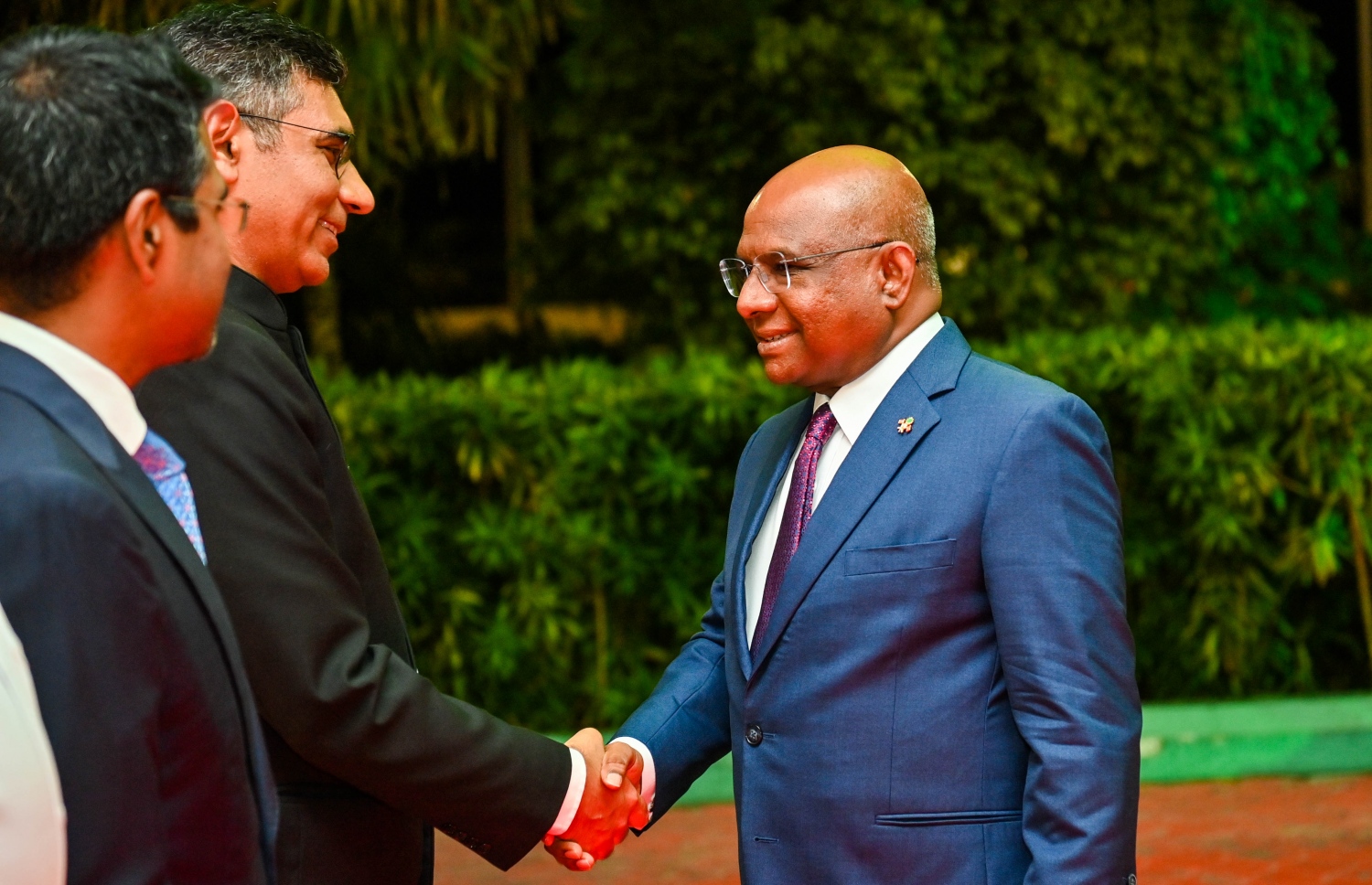 އިންޑިއާގެ 75 ވަނަ ޖުމްހޫރީ ދުވަސް ފާހަގަކުރުމަށް ދަރުބާރުގޭގައި ބޭއްވި ޖަލްސާ އަށް ފޮރިން މިނިސްޓަރު ޝާހިދު ވަޑައިގަތުމުން އިންޑިއާގެ ސަފީރު މުނޫ މާވަހަރު މަރުހަބާ ދަންނަވަނީ.