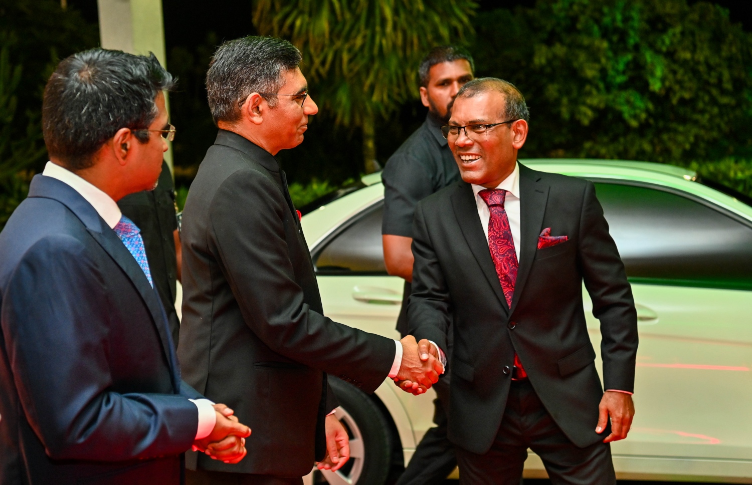 އިންޑިއާގެ 75 ވަނަ ޖުމްހޫރީ ދުވަސް ފާހަގަކުރުމަށް ދަރުބާރުގޭގައި ބޭއްވި ޖަލްސާ އަށް ކުރީގެ ރައީސް މުހައްމަދު ނަޝީދު ވަޑައިގަތުމުން އިންޑިއާގެ ސަފީރު މުނޫ މާވަހަރު މަރުހަބާ ދަންނަވަނީ.