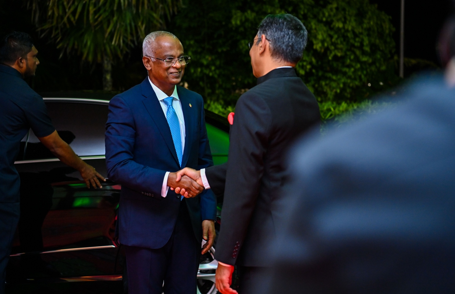 އިންޑިއާގެ 75 ވަނަ ޖުމްހޫރީ ދުވަސް ފާހަގަކުރުމަށް ދަރުބާރުގޭގައި ބޭއްވި ޖަލްސާ އަށް ރައީސް އިބްރާހިމް މުހައްމަދު ސޯލިހު ވަޑައިގަތުމުން އިންޑިއާގެ ސަފީރު މުނޫ މާވަހަރު މަރުހަބާ ދަންނަވަނީ.