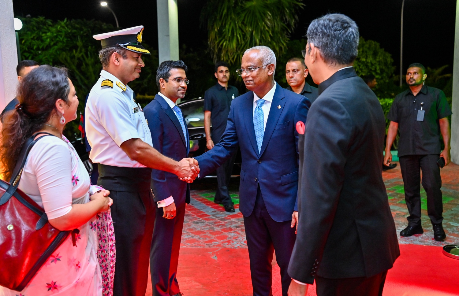 އިންޑިއާގެ 75 ވަނަ ޖުމްހޫރީ ދުވަސް ފާހަގަކުރުމަށް ދަރުބާރުގޭގައި ބޭއްވި ޖަލްސާ އަށް ރައީސް އިބްރާހިމް މުހައްމަދު ސޯލިހު ވަޑައިގަތުމުން އިންޑިއާ ހައި ކޮމިޝަންގެ ބައެއް އިސްވެރިން މަރުހަބާ ދަންނަވަނީ.