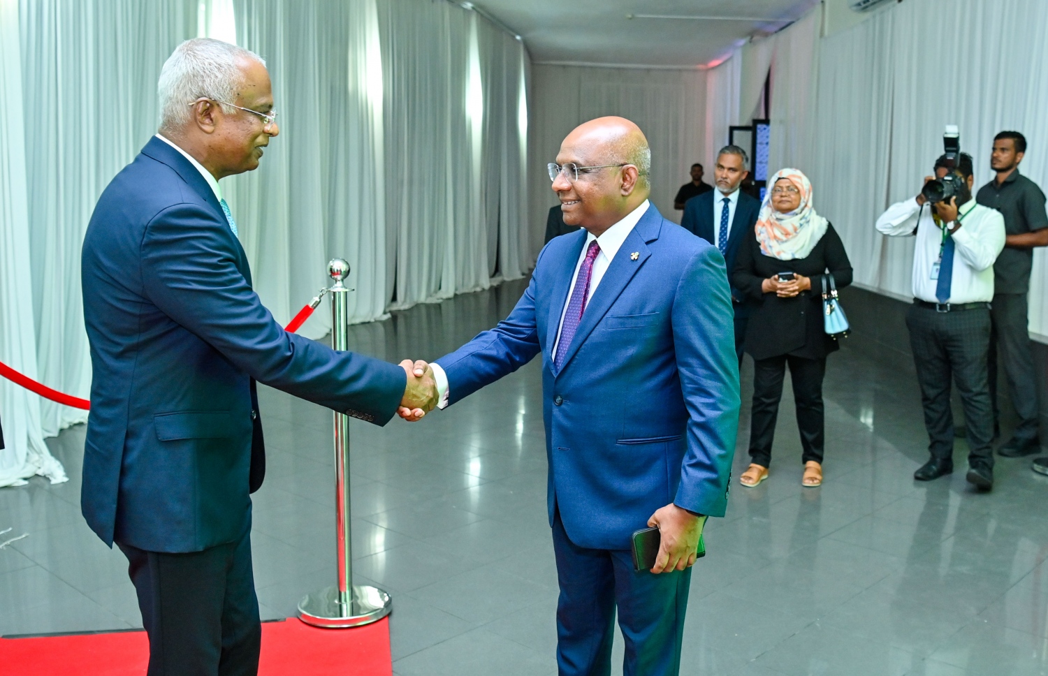 އިންޑިއާގެ 75 ވަނަ ޖުމްހޫރީ ދުވަސް ފާހަގަކުރުމަށް ދަރުބާރުގޭގައި ބޭއްވި ޖަލްސާ އަށް ރައީސް އިބްރާހިމް މުހައްމަދު ސޯލިހު ވަޑައިގެން ފޮރިން މިނިސްޓަރު ޝާހިދު ސަލާމް ކުރައްވަނީ.