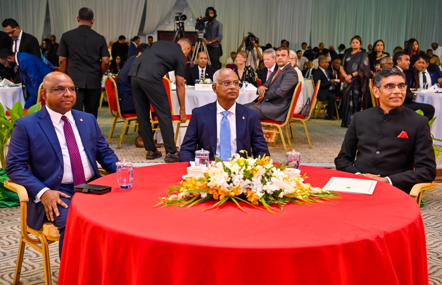 އިންޑިއާގެ 75 ވަނަ ޖުމްހޫރީ ދުވަސް ފާހަގަކުރުމަށް ދަރުބާރުގޭގައި ބޭއްވި ޖަލްސާގައި ރައީސް އިބްރާހިމް މުހައްމަދު ސޯލިހާއި ފޮރިން މިނިސްޓަރު އަބްދުﷲ ޝާހިދާއި ރާއްޖޭގައި ހުންނަވާ ދިވެހި ސަފީރު މުނޫ މަހާވަރު ބައިވެރިވެވަޑައިގަންނަވަނީ.