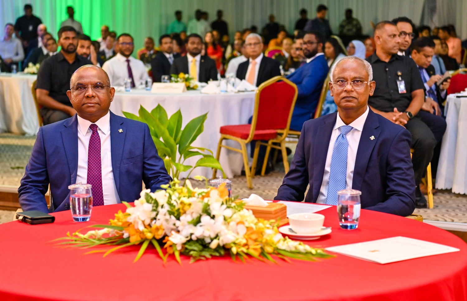 އިންޑިއާގެ 75 ވަނަ ޖުމްހޫރީ ދުވަސް ފާހަގަކުރުމަށް ދަރުބާރުގޭގައި ބޭއްވި ޖަލްސާގައި ރައީސް އިބްރާހިމް މުހައްމަދު ސޯލިހާއި ފޮރިން މިނިސްޓަރު އަބްދުﷲ ޝާހިދު ބައިވެރިވެވަޑައިގަންނަވަނީ.