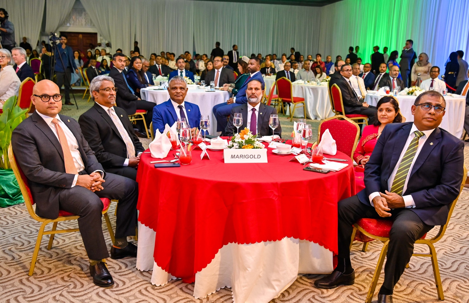 އިންޑިއާގެ 75 ވަނަ ޖުމްހޫރީ ދުވަސް ފާހަގަކުރުމަށް ދަރުބާރުގޭގައި ބޭއްވި ޖަލްސާގައި ބައެއް ވަޒީރުންނާއި އެހެން ބައެއް ބޭފުޅުން ބައިވެރިވެވަޑައިގަންނަވަނީ.