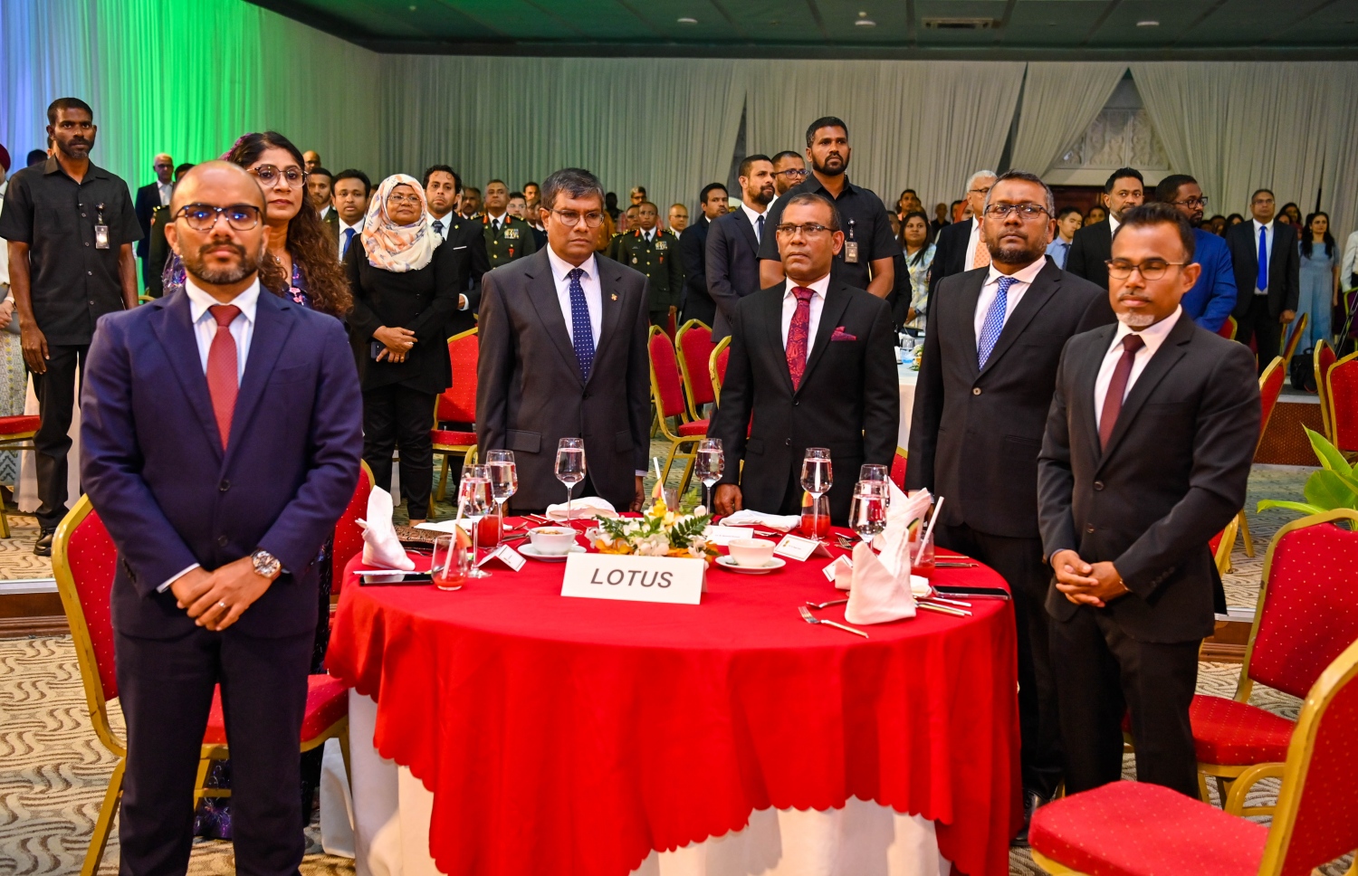 އިންޑިއާގެ 75 ވަނަ ޖުމްހޫރީ ދުވަސް ފާހަގަކުރުމަށް ދަރުބާރުގޭގައި ބޭއްވި ޖަލްސާގައި ކުރީގެ ރައީސް އަދި ރައްޔިތުންގެ މަޖިލިހުގެ ރައީސް މުހައްމަދު ނަޝީދާއި އުއްތަމަ ފަނޑިޔާރު އަހުމަދު މުއުތަސިމް އަދުނާން އަދި ބައެއް ވަޒީރުން.