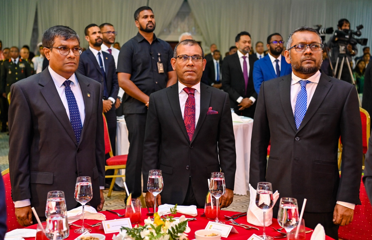 އިންޑިއާގެ 75 ވަނަ ޖުމްހޫރީ ދުވަސް ފާހަގަކުރުމަށް ދަރުބާރުގޭގައި ބޭއްވި ޖަލްސާގައި ކުރީގެ ރައީސް އަދި ރައްޔިތުންގެ މަޖިލިހުގެ ރައީސް މުހައްމަދު ނަޝީދާއި އުއްތަމަ ފަނޑިޔާރު އަހުމަދު މުއުތަސިމް އަދުނާއި އިކޮނޮމިކް މިނިސްތަރު ފައްޔާޒު އިސްމާއިލް ބައިވެރިވެވަޑައިގަންނަވަނީ.