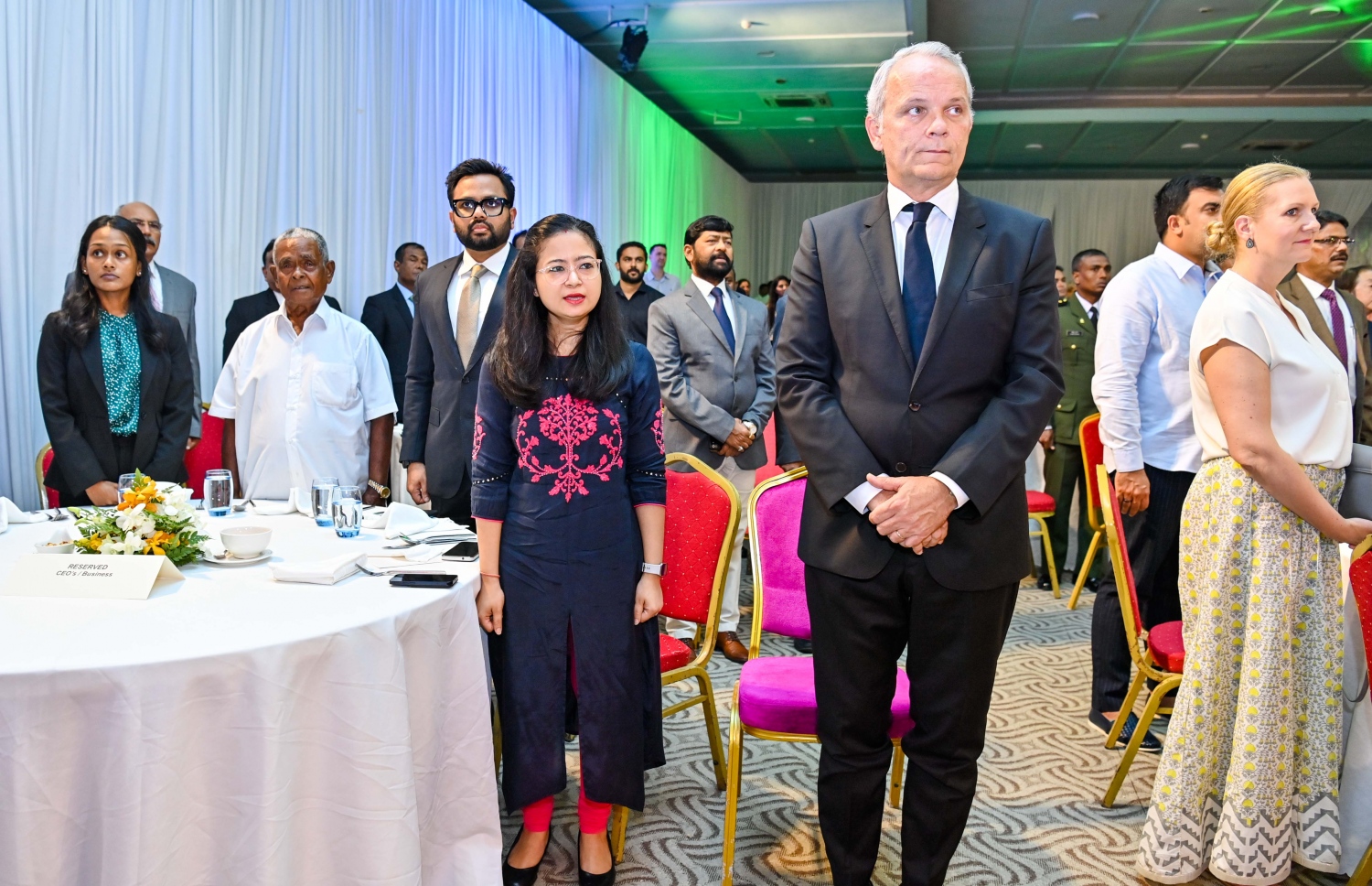 އިންޑިއާގެ 75 ވަނަ ޖުމްހޫރީ ދުވަސް ފާހަގަކުރުމަށް ދަރުބާރުގޭގައި ބޭއްވި ޖަލްސާގައި ބައިވެރިވެވަޑައިގެންނެވި ބައެއް ބޭފުޅުން.