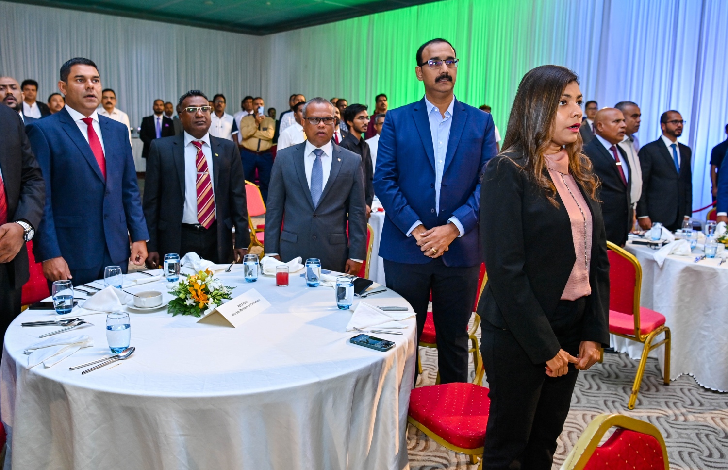 އިންޑިއާގެ 75 ވަނަ ޖުމްހޫރީ ދުވަސް ފާހަގަކުރުމަށް ދަރުބާރުގޭގައި ބޭއްވި ޖަލްސާގައި ބައިވެރިވެވަޑައިގެންނެވި ބައެއް ބޭފުޅުން.