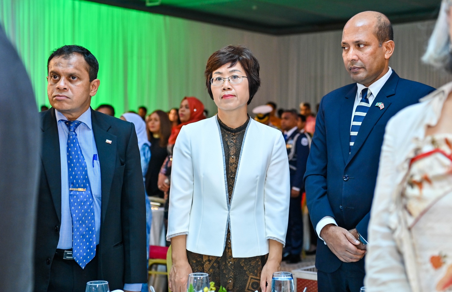 އިންޑިއާގެ 75 ވަނަ ޖުމްހޫރީ ދުވަސް ފާހަގަކުރުމަށް ދަރުބާރުގޭގައި ބޭއްވި ޖަލްސާގައި، ރާއްޖޭގައި ތިއްބަވާ އެހެން ބައެއް ގައުމުތަކުގެ ސަފީރުން ބައިވެރިވެވަޑައިގަންނަވަނީ.