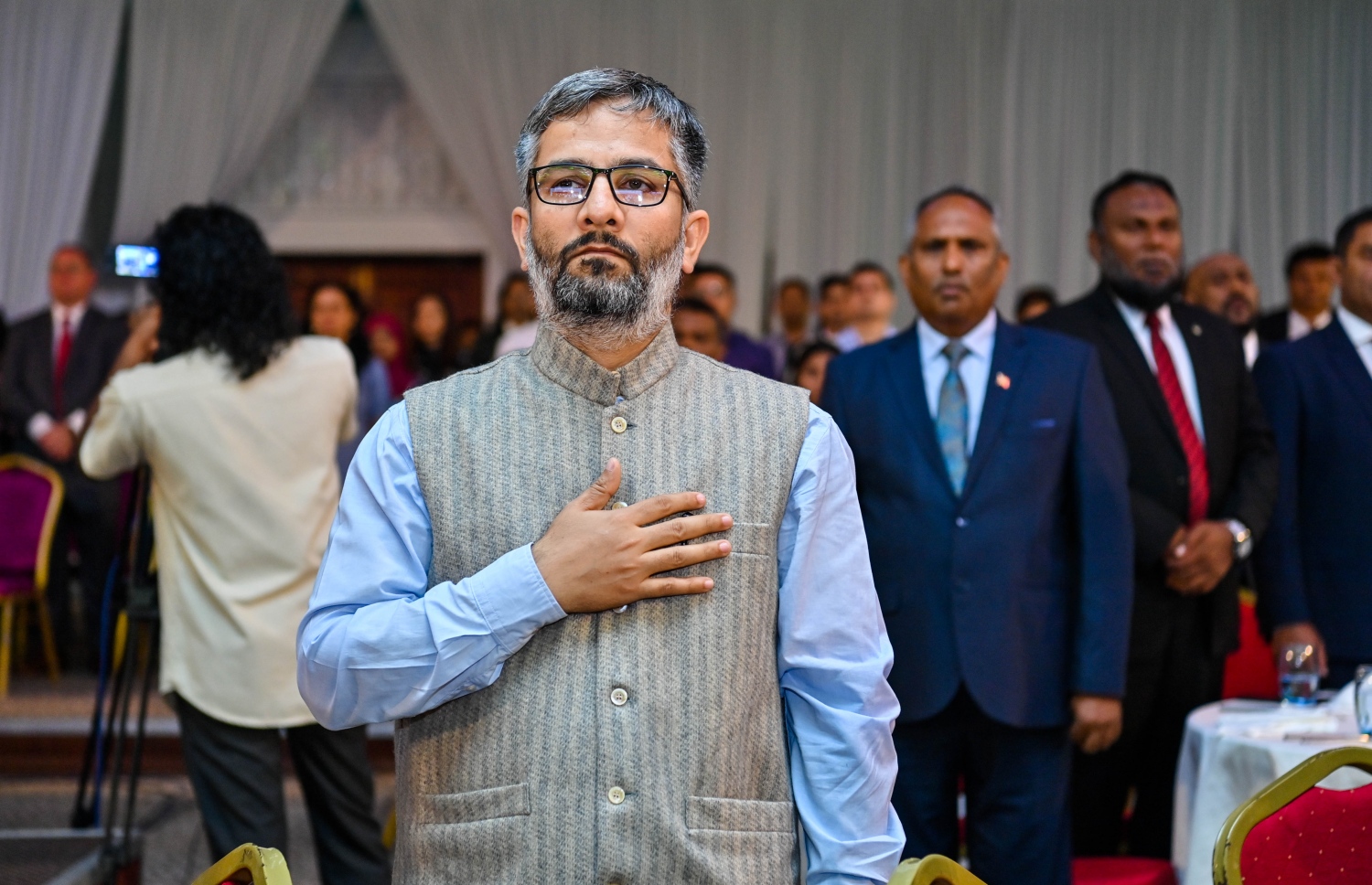 އިންޑިއާގެ 75 ވަނަ ޖުމްހޫރީ ދުވަސް ފާހަގަކުރުމަށް ދަރުބާރުގޭގައި ބޭއްވި ޖަލްސާގައި، ރާއްޖޭގައި ހުންނަ އިންޑިއާ ހައި ކޮމިޝަންގެ އިސް އޮފިޝަލެއް ކަމަށްވާ ކަރަން ބައިވެރިވެވަޑައިގަންނަވަނީ.