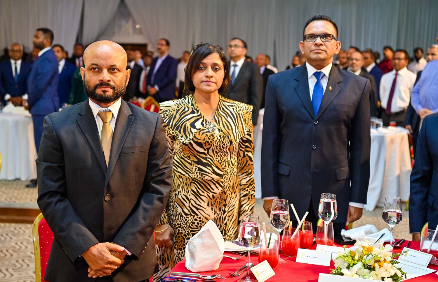 އިންޑިއާގެ 75 ވަނަ ޖުމްހޫރީ ދުވަސް ފާހަގަކުރުމަށް ދަރުބާރުގޭގައި ބޭއްވި ޖަލްސާގައި އެމްއެންޕީގެ ރައީސް މުހައްމަދު ނާޒިމާއި އެ ޕާޓީގެ އަންހެނުންގެ ގޮފީގެ ރައީސާ ދުންޔާ މައުމޫނާއި އެމްއާރުއެމްގެ ނައިބު ރައީސް ފާރިސް މައުމޫން ބައިވެރިވެވަޑައިގަންނަވަނީ.