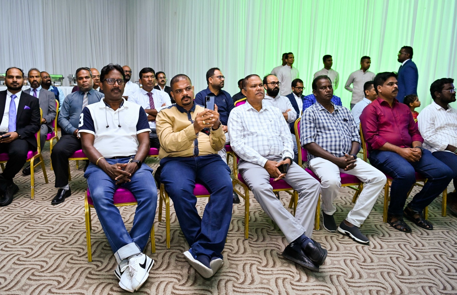 އިންޑިއާގެ 75 ވަނަ ޖުމްހޫރީ ދުވަސް ފާހަގަކުރުމަށް ދަރުބާރުގޭގައި ބޭއްވި ޖަލްސާގައި ބައިވެރިވި ބައެއް މީހުން.