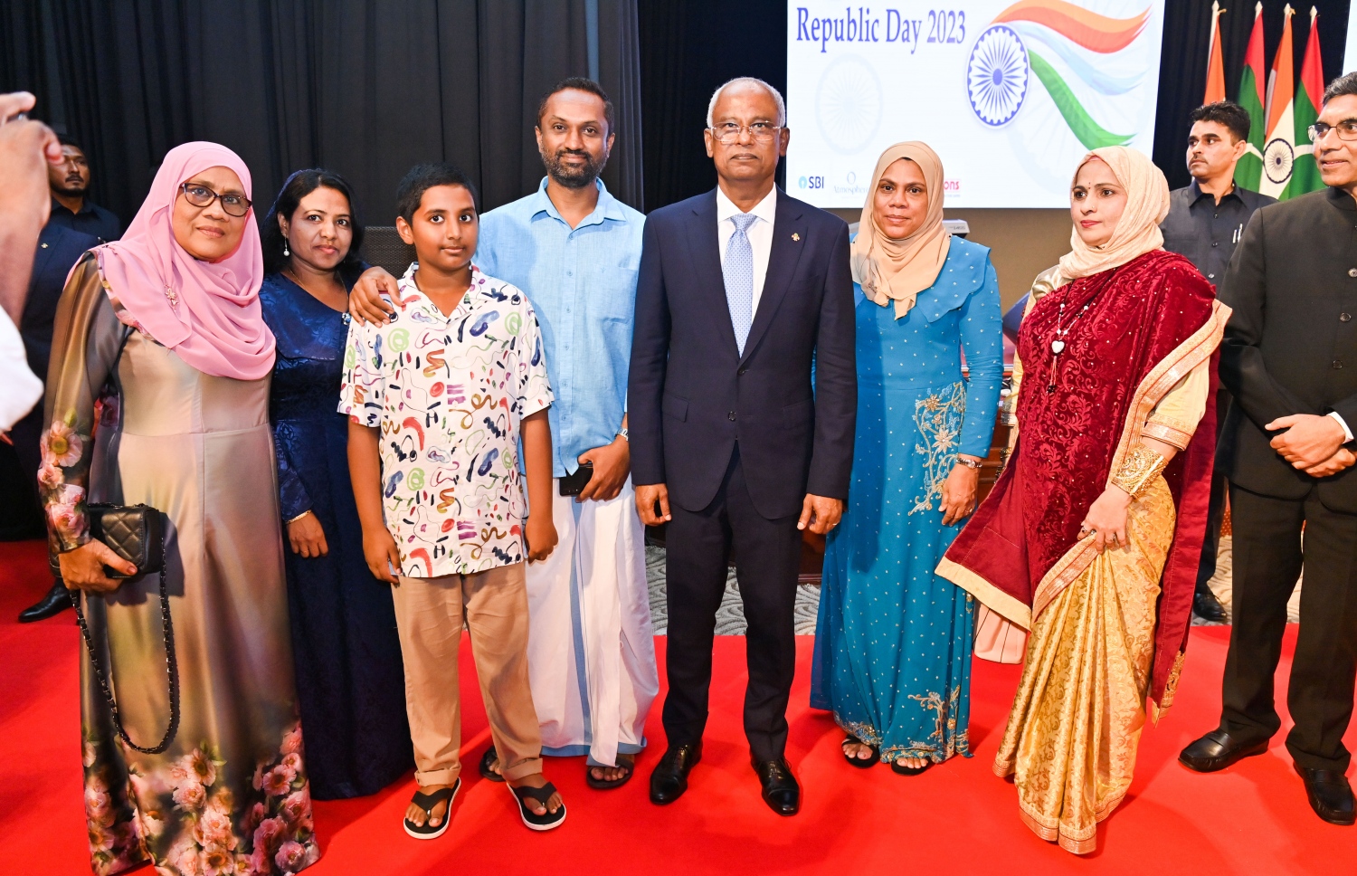 އިންޑިއާގެ 75 ވަނަ ޖުމްހޫރީ ދުވަސް ފާހަގަކުރުމަށް ދަރުބާރުގޭގައި ބޭއްވި ޖަލްސާގައި ރައީސް އިބްރާހިމް މުހައްމަދު ސޯލިހު، ބަޔަކާއެކު ފޮޓޯފުޅެއް ނަންގަވަނީ.