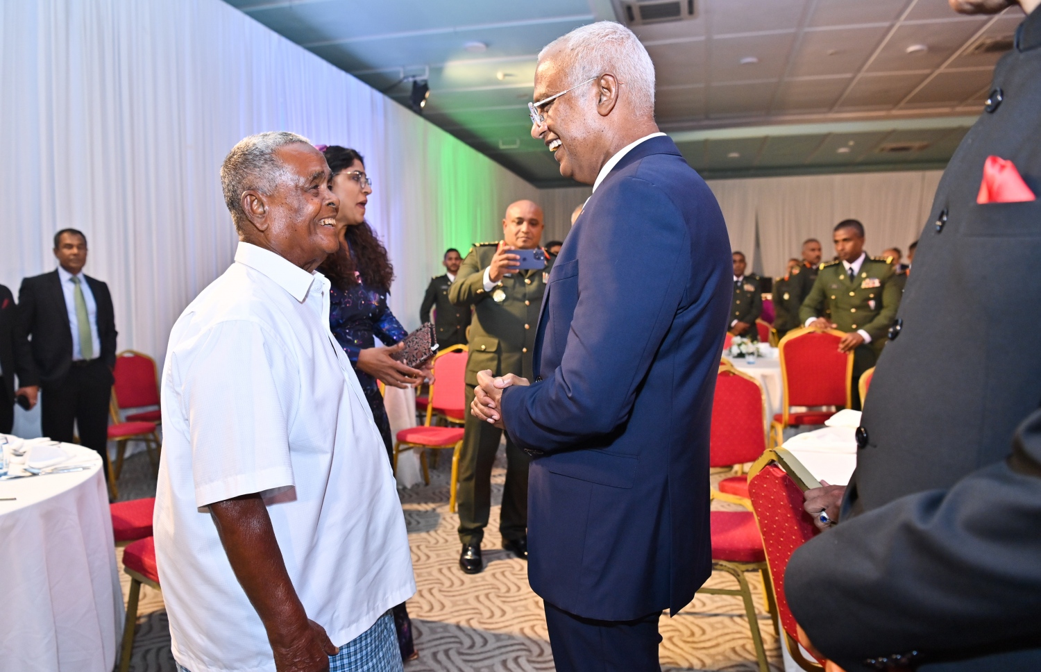 އިންޑިއާގެ 75 ވަނަ ޖުމްހޫރީ ދުވަސް ފާހަގަކުރުމަށް ދަރުބާރުގޭގައި ބޭއްވި ޖަލްސާ އަށް ފަހު، ރައީސް އިބްރާހިމް މުހައްމަދު ސޯލިހާއި މަޝްހޫރު ވިޔަފާރިވެރިޔާ ޗަމްޕާ މުހައްމަދު މޫސާ (އުއްޗު) ވާހަކަފުޅު ދައްކަވަނީ.