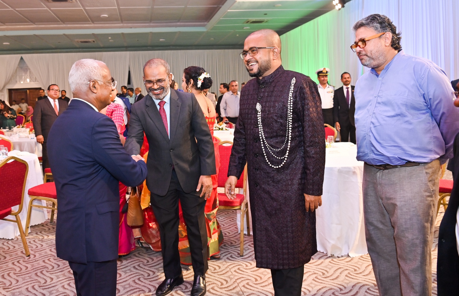 އިންޑިއާގެ 75 ވަނަ ޖުމްހޫރީ ދުވަސް ފާހަގަކުރުމަށް ދަރުބާރުގޭގައި ބޭއްވި ޖަލްސާ އަށް ފަހު، ރައީސް އިބްރާހިމް މުހައްމަދު ސޯލިހު ބައެއް ބޭފުޅުންނާ ސަލާމް ކުރައްވަނީ.