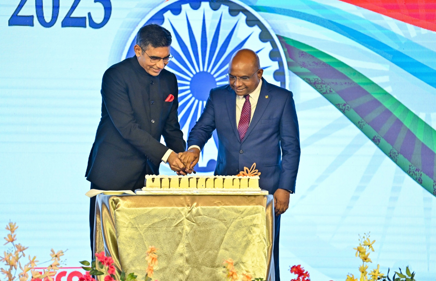 އިންޑިއާގެ 75 ވަނަ ޖުމްހޫރީ ދުވަސް ފާހަގަކުރުމަށް ދަރުބާރުގޭގައި ބޭއްވި ޖަލްސާގައި ފޮރިން މިނިސްޓަރު އަބްދުﷲ ޝާހިދާއި ރާއްޖޭގައި ހުންނަވާ ދިވެހި ސަފީރު މުނޫ މަހާވަރު ކޭކު ފަޅުއްވަނީ.