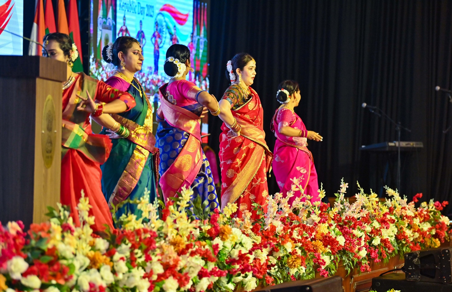 އިންޑިއާގެ 75 ވަނަ ޖުމްހޫރީ ދުވަސް ފާހަގަކުރުމަށް ދަރުބާރުގޭގައި ބޭއްވި ޖަލްސާގައި އެ ގައުމުގެ ސަގާފީ ހަރަކާތެއް ހުށަހަޅައި ދެނީ.