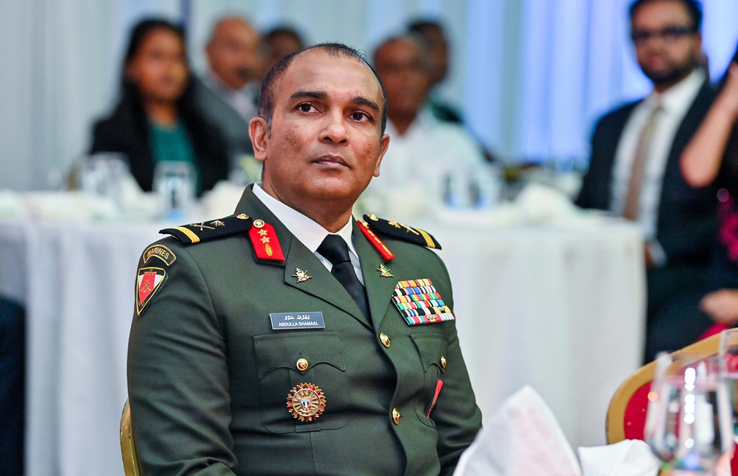 އިންޑިއާގެ 75 ވަނަ ޖުމްހޫރީ ދުވަސް ފާހަގަކުރުމަށް ދަރުބާރުގޭގައި ބޭއްވި ޖަލްސާގައި ޗީފް އޮފް ޑިފެންސް ފޯސް މޭޖަ ޖެނެރަލް އަބްދުﷲ ޝަމާލް ބައިވެރިވެވަޑައިގަންނަވަނީ.