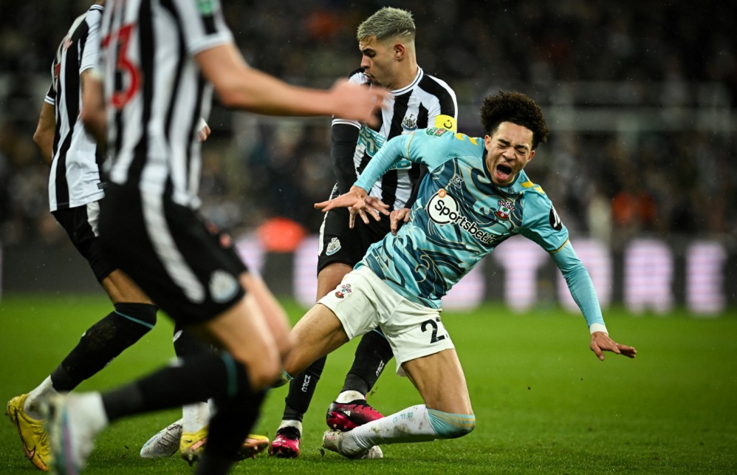 ގިމަރޭސް، ސައުތެމްޓަންގެ އެޑޯޒީ އަށް ކުރި ފައުލް.-- ފޮޓޯ: އޭއެފްޕީ