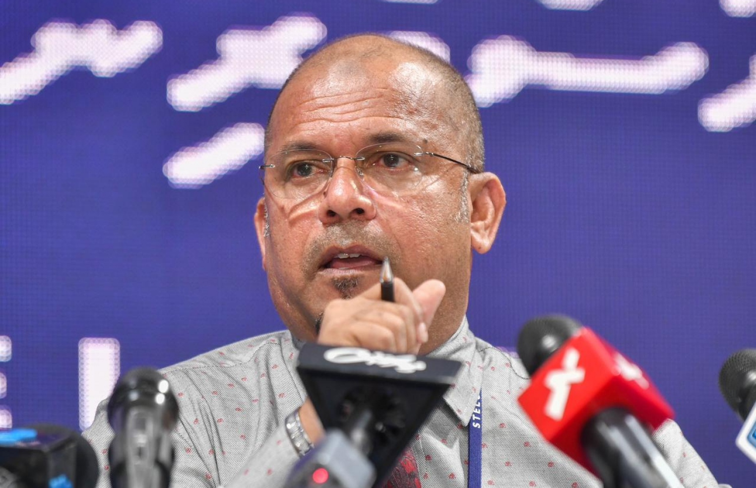 ސްޓެލްކޯގެ މެނޭޖިން ޑިރެކްޓަރު އަހްމަދު ޝަރީފު ނޫސްވެރިންނާ ވާހަކަދައްކަވަނީ. --ފޮޓޯ:ފަޔާޒް މޫސާ/މިހާރު