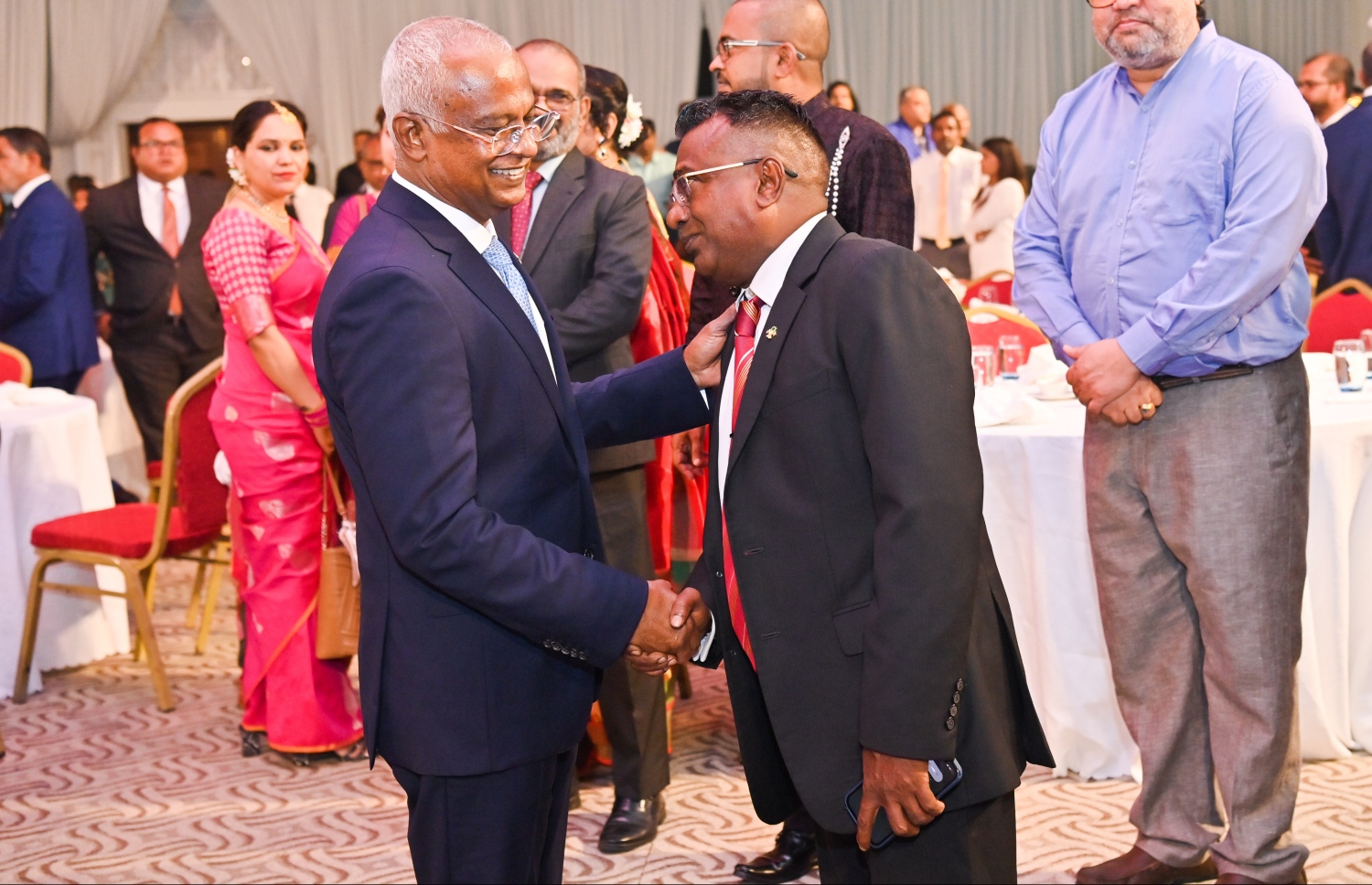 އިންޑިއާގެ 75 ވަނަ ޖުމްހޫރީ ދުވަސް ފާހަގަކުރުމަށް ދަރުބާރުގޭގައި ބޭއްވި ޖަލްސާ އަށް ފަހު، ރައީސް އިބްރާހިމް މުހައްމަދު ސޯލިހާއި ކާށިދޫ ދާއިރާގެ މެމްބަރު އަބްދުﷲ ޖާބިރު ސަލާމް ކުރައްވަނީ.