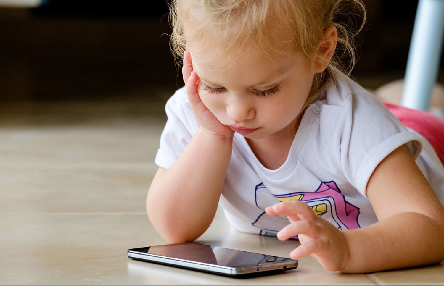 ކުޑަ ކުއްޖަކު ފޯނަކާ ކުޅެނީ