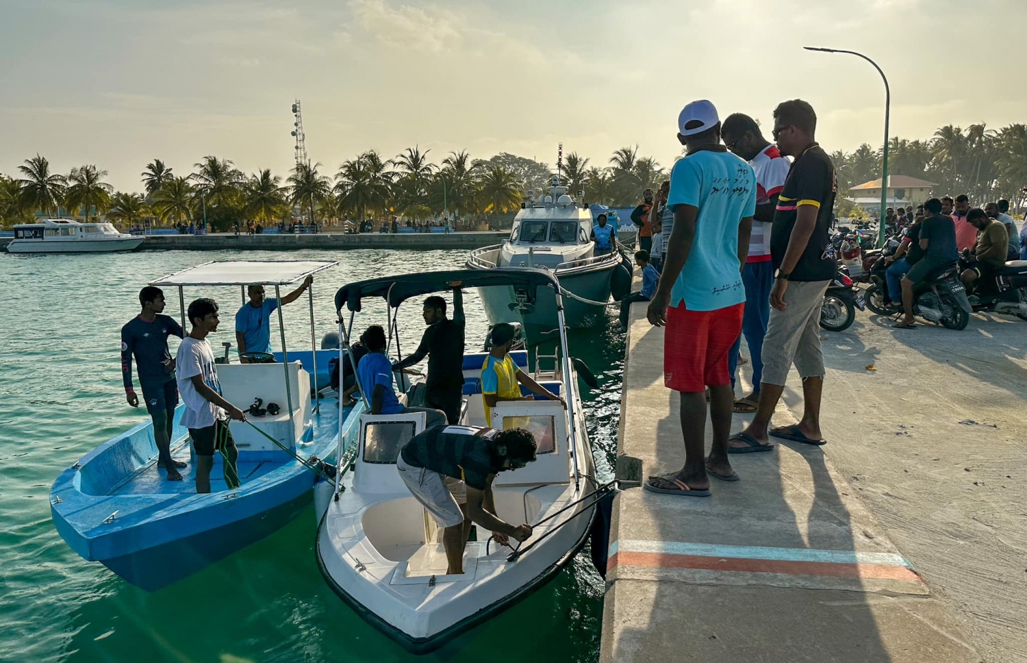 އއ. މަތިވެރިން ގެއްލުނު ހަސަންފުޅު ހޯދުމުގެ މަސައްކަތުގައި އެ ރަށު ރައްޔިތުން ރަށާ ކައިރީގައި އޮތް ފިނޮޅު ބަލަން ދާން ތައްޔާރުވަނީ -- ފޮޓޯ: މަތިވެރި ފޭސްބުކް ޕޭޖް