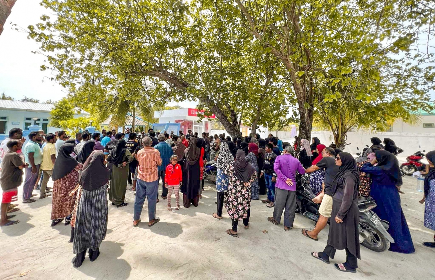 އއ. މަތިވެރިން ގެއްލުނު ހަސަންފުޅު ހޯދުމުގެ މަސައްކަތުގައި އެ ރަށު ރައްޔިތުން ބައިވެރިވަނީ -- ފޮޓޯ: މަތިވެރި ފޭސްބުކް ޕޭޖް