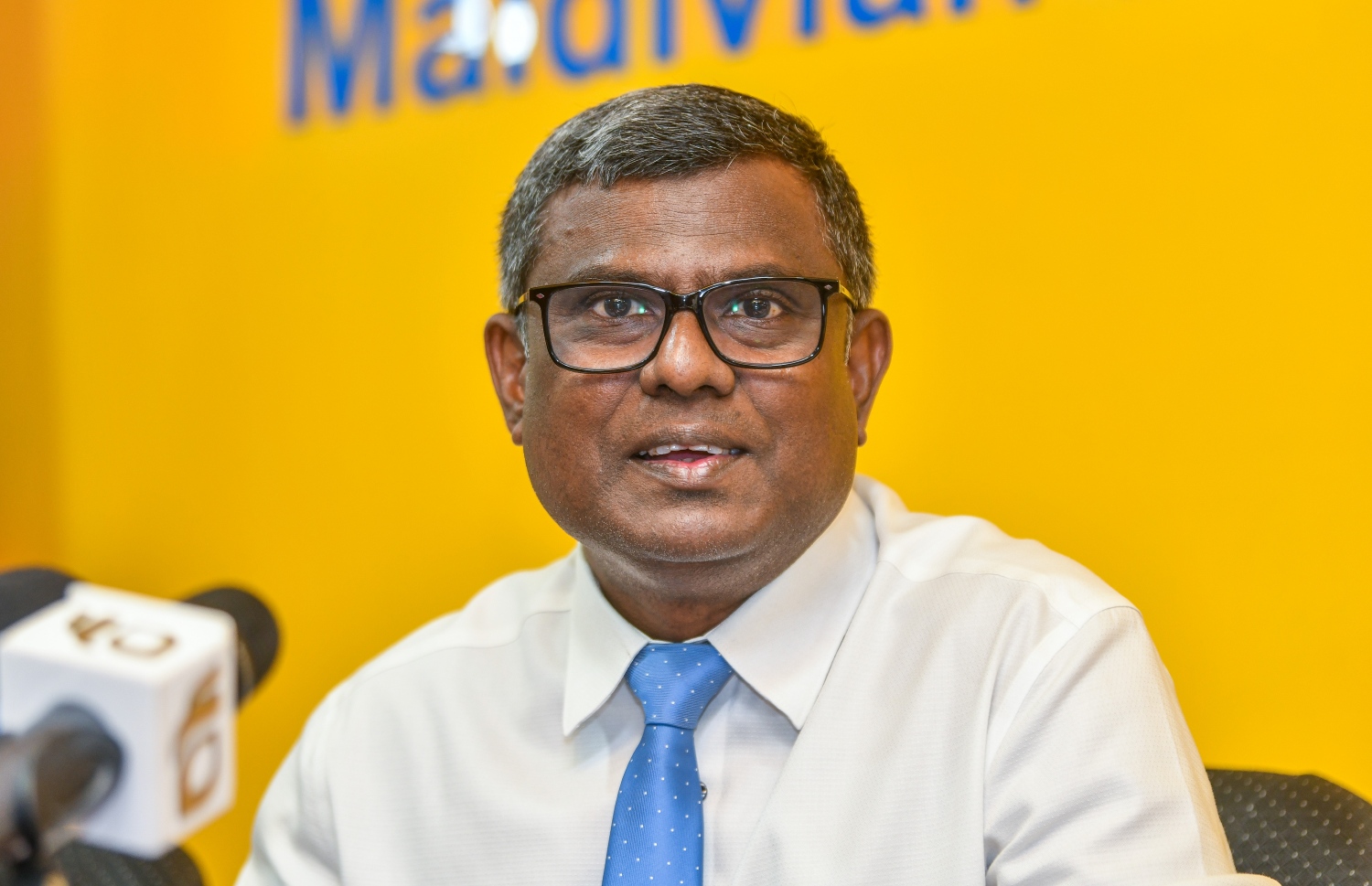 އެމްޑީޕީގެ ރިޔާސީ ޕްރައިމަރީގެ ދާއިމީ ނަތީޖާ އިއުލާނުކުރަން މިއަދު ބޭއްވި ޕްރެސްކޮންފަރެންސްގައި، ޕްރައިމަރީ އިލެކްޝަންގެ ކޮމިޓީގެ މުޣައްރިރު އަދި ޕާޓީގެ ޑެޕިއުޓީ ޗެއާ އިބްރޭ ބައިވެރިވެވަޑައިގަންނަވަނީ.-- ފޮޓޯ: ފަޔާޒު މޫސާ/ މިހާރު