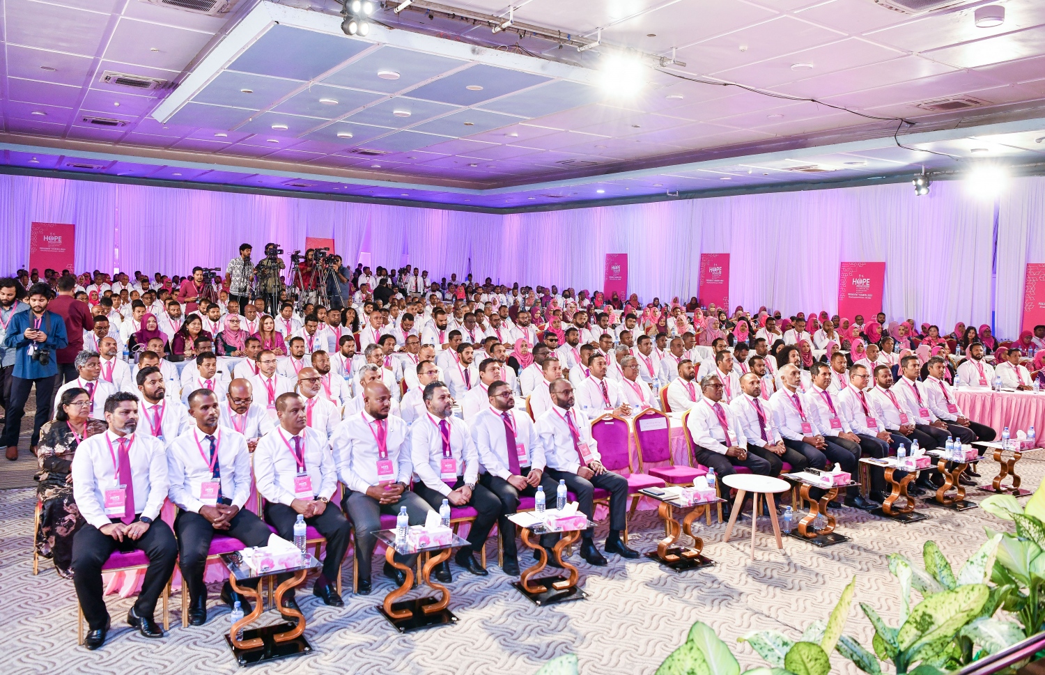 މި އަހަރުގެ ރިޔާސީ އިންތިހާބަށް ޕީޕީއެމަށް ކުރީގެ ރައީސް އަބްދުﷲ ޔާމީންގެ ކެމްޕެއިން ރަސްމީކޮށް ފެށުމާއި ޕީޕީއެމް/ޕީއެންސީ ކޯލިޝަންގެ އެއްބައިވަންތަކަން އިތުރަށް ވަރުގަދަ ކުރުމުގެ ބޭނުމުގައި ދަރުބާރުގޭގައި "ހޯޕް ކޮންފަރެންސް" ގެ ނަމުގައި ފެށި ބައްދަލުވުމުގެ މަންދޫބުން.---ފޮޓޯ: ފަޔާޒު މޫސާ| މިހާރު