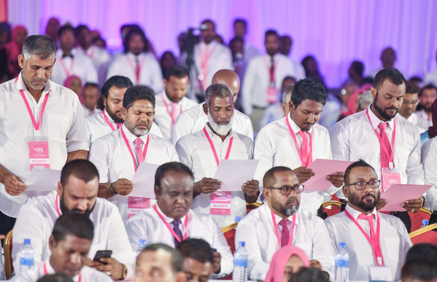 "ހޯޕް ކޮންފަރެންސް" ފެށުމުގެ ރަސްމިއްޔާތުގައި ޕީޕީއެމް/ޕީއެންސީގެ ދާއިރާތަކުގެ ރައީސުންނާއި ނައިބު ރައީސުން ހުވާ ކުރައްވަނީ.--- ފޮޓޯ: ފަޔާޒު މޫސާ | މިހާރު