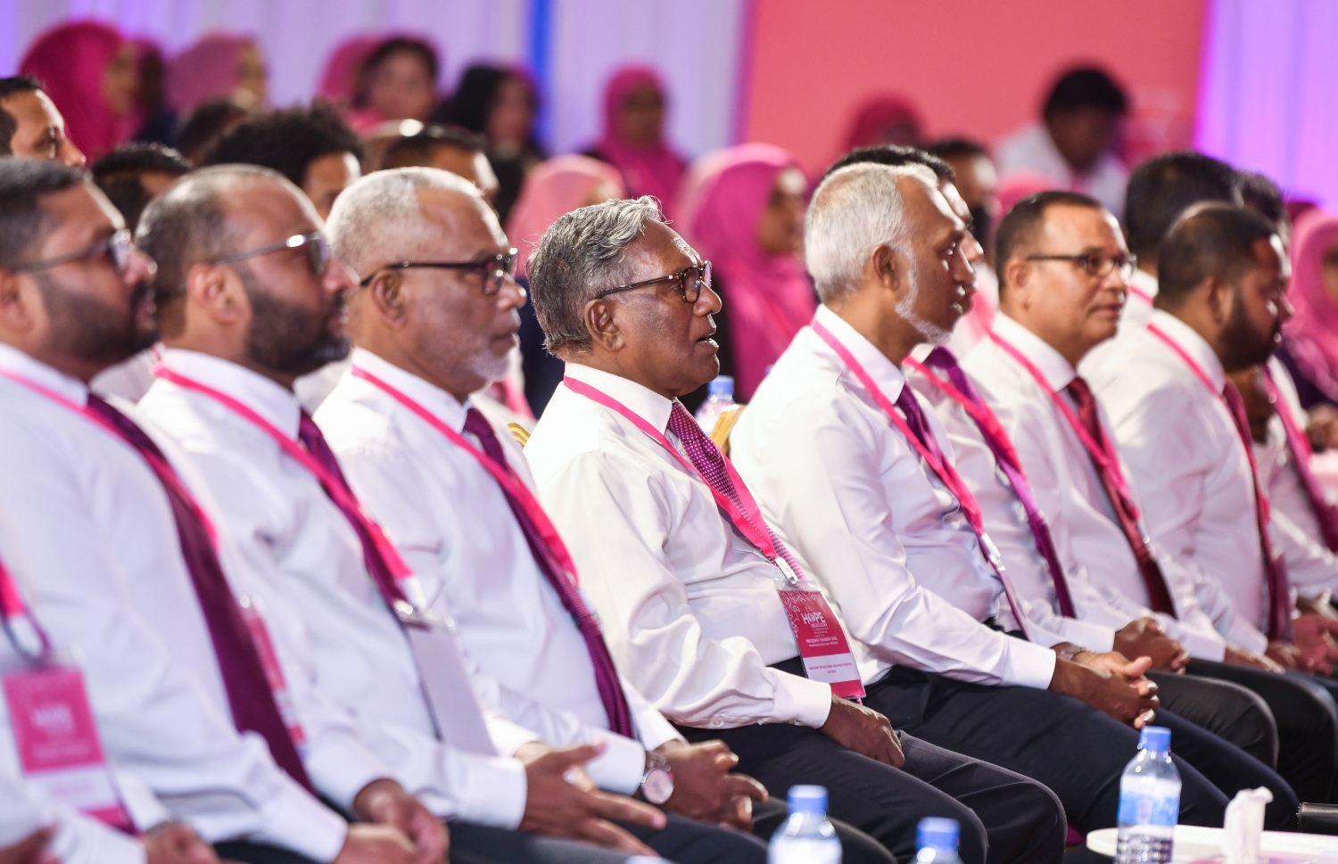މިއަދު ދަރުބާރުގޭގައި އިދިކޮޅުން ފެށި ތިން ދުވަހުގެ "ހޯޕް" ކޮންފަރެންސްގައި ޕީޕީއެމް/ޕީއެންސީގެ ލީޑާޝިޕްގެ ބޭފުޅުންނާއި ހާއްސަ އެޑްވައިޒަރުން -- ފޮޓޯ: ފަޔާޒު މޫސާ/މިިހާރު