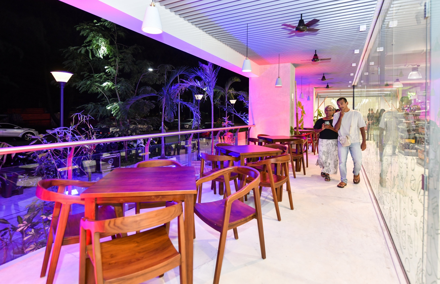 ޕެޝިއޯ ރެސްޓޯރަންޓްގެ އައުޓް ޑޯ ސަރަހައްދު: މި ތަނުގައި ވެސް ގިނަ އަދަދެއްގެ ބަޔަކަށް ދަތިކަމެއް ނެތި ތިބެވޭނެ. -- ފޮޓޯ: ފަޔާޒް މޫސާ | މިހާރު