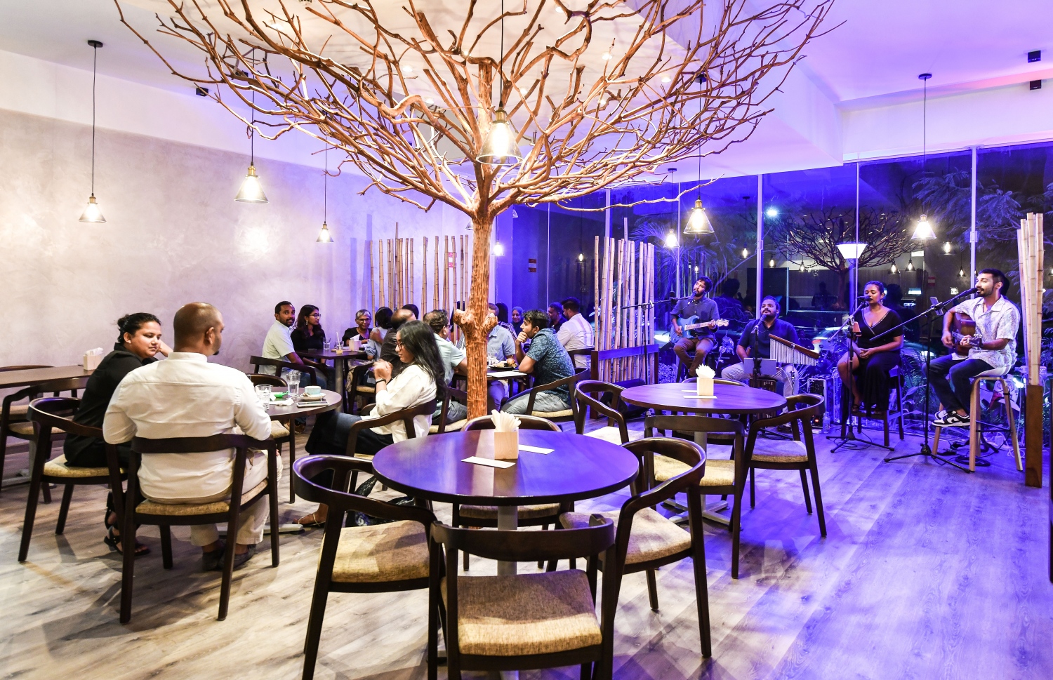 ޕެޝިއޯ ރެސްޓޯރަންޓްގެ އެތެރެ: މި ތަނަކީ ޖާގަ ތަނަވަސް، ތަފާތު އިންޓީރިއާއެއް ހިމެނޭ ތަނެއް. -- ފޮޓޯ: ފަޔާޒް މޫސާ | މިހާރު