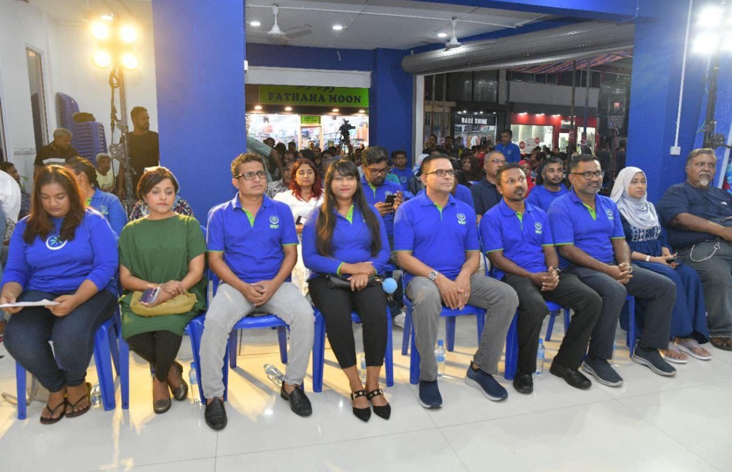 އެމްއެންޕީން މިރޭ ބޭއްވި ޖަލްސާގައި އެ ޕާޓީގެ ރައީސް އަދި ރިޔާސީ ކެންޑިޑޭޓް ނާޒިމާއި ޕާޓީގެ އިސް ބައެއް ބޭފުޅުން.---ފޮޓޯ: އެމްއެންޕީ