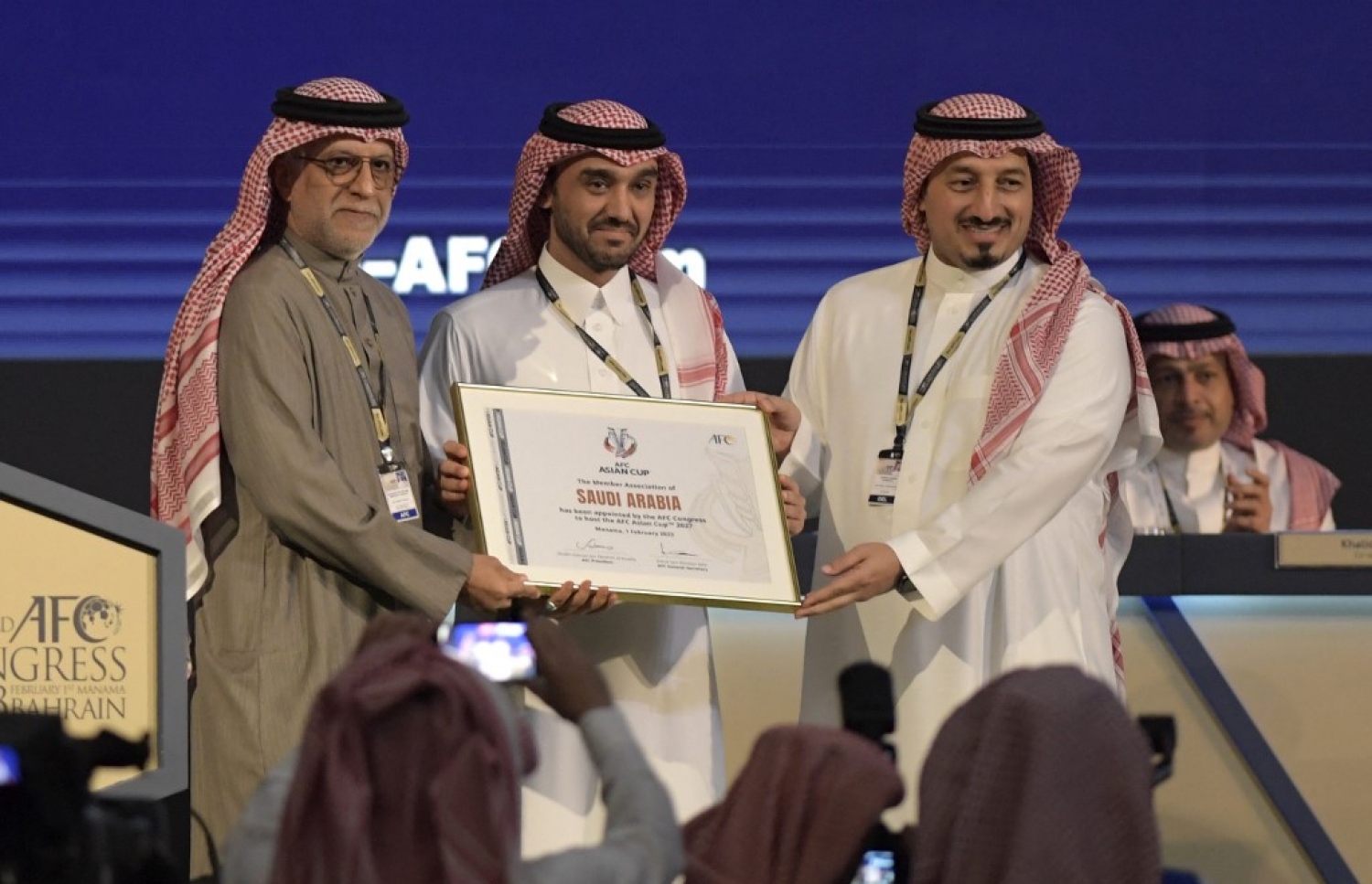 އޭއެފްސީގެ ރައީސް ޝެއިގް ސަލްމާން (ވ)، އޭޝިއަން ކަޕް 2027 ގެ ބިޑް ކާމިޔާބު ކުރި ސައުދީ އަރަބިއްޔާގެ ކުޅިވަރު މިނިސްޓަރު ޕްރިންސް އަބްދުލްއަޒީޒް (މ) އާއެކު.-- ފޮޓޯ: އޭއެފްޕީ