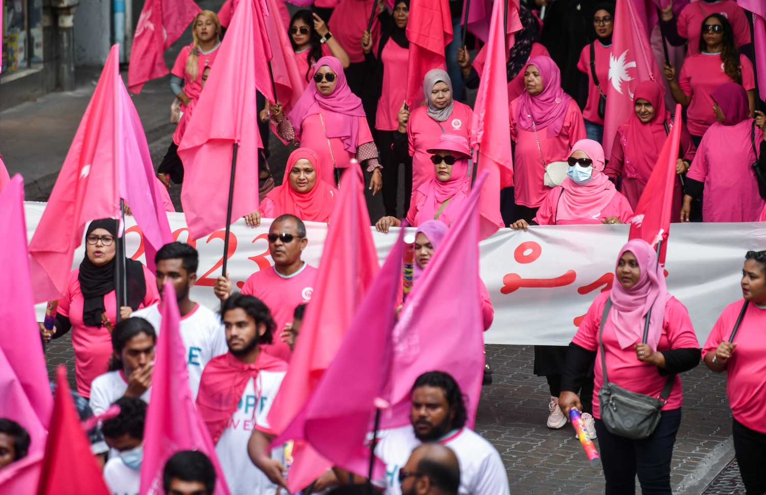 ކުރީގެ ރައީސް އަދި އިދިކޮޅު ލީޑަރު އަބްދުﷲ ޔާމީން ޖަލުން މިނިވަން ކުރަން ގޮވާލައި މިއަދު ބޭއްވި ހިނގާލުމުގެ ބައިވެރިން އަޑު އުފުލަނީ.---ފޮޓޯ: ފަޔާޒު މޫސާ| މިހާރު