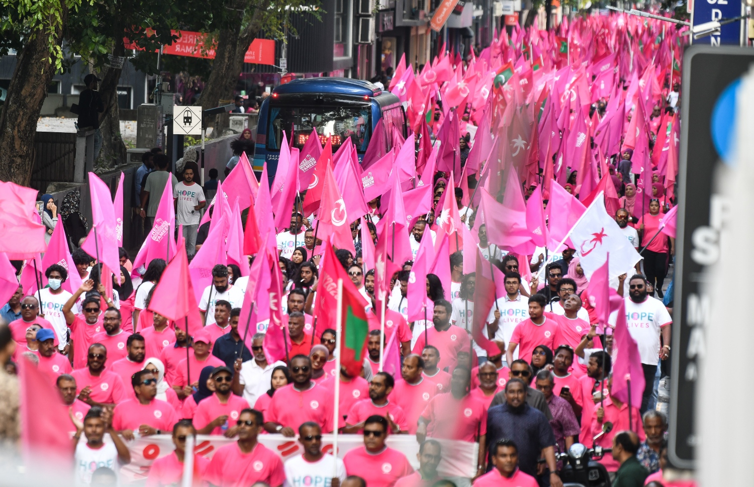 ކުރީގެ ރައީސް އަދި އިދިކޮޅު ލީޑަރު އަބްދުﷲ ޔާމީން ޖަލުން މިނިވަން ކުރަން ގޮވާލައި މިއަދު ބޭއްވި ހިނގާލުމުގެ ބައިވެރިން: މި ހަރަކާތައް ޔާމީންގެ ވަރަށް ގިނަ ސަޕޯޓަރުން ދިޔަ.---ފޮޓޯ: ފަޔާޒު މޫސާ| މިހާރު