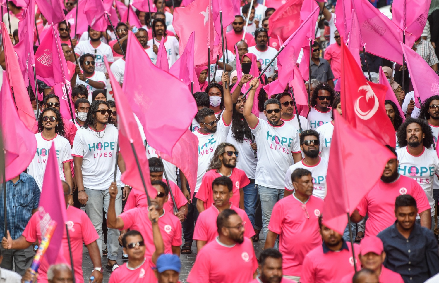 ކުރީގެ ރައީސް އަދި އިދިކޮޅު ލީޑަރު އަބްދުﷲ ޔާމީން ޖަލުން މިނިވަން ކުރަން ގޮވާލައި މިއަދު ބޭއްވި ހިނގާލުމުގެ ބައިވެރިން އަޑު އުފުލަނީ.---ފޮޓޯ: ފަޔާޒު މޫސާ| މިހާރު