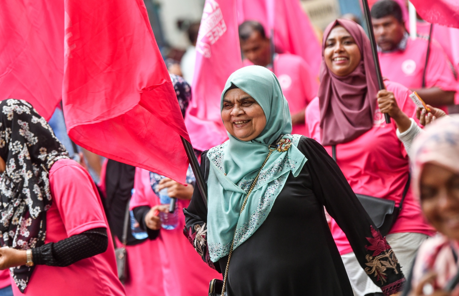 އިދިކޮޅުގެ "ބުންވަރު" ހިނގާލުމުގެ ބައިވެރިން މަޖީދީ މަގުގައި: މި ހިނގާލުން އާޓިފިޝަލް ބީޗަށް ނިންމާލީ ސުލްހަވެރިކަމާއެކު.---ފޮޓޯ: ފަޔާޒު މޫސާ| މިހާރު