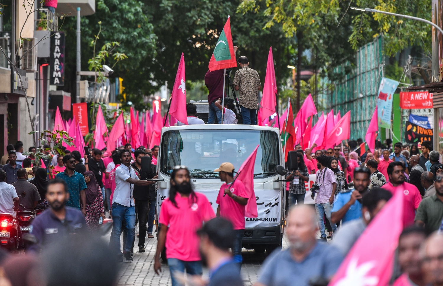 އިދިކޮޅުގެ "ބުންވަރު" ހިނގާލުމުގެ ބައިވެރިން މަޖީދީ މަގުގައި: މި ހިނގާލުން އާޓިފިޝަލް ބީޗަށް ނިންމާލީ ސުލްހަވެރިކަމާއެކު.---ފޮޓޯ: ފަޔާޒު މޫސާ| މިހާރު